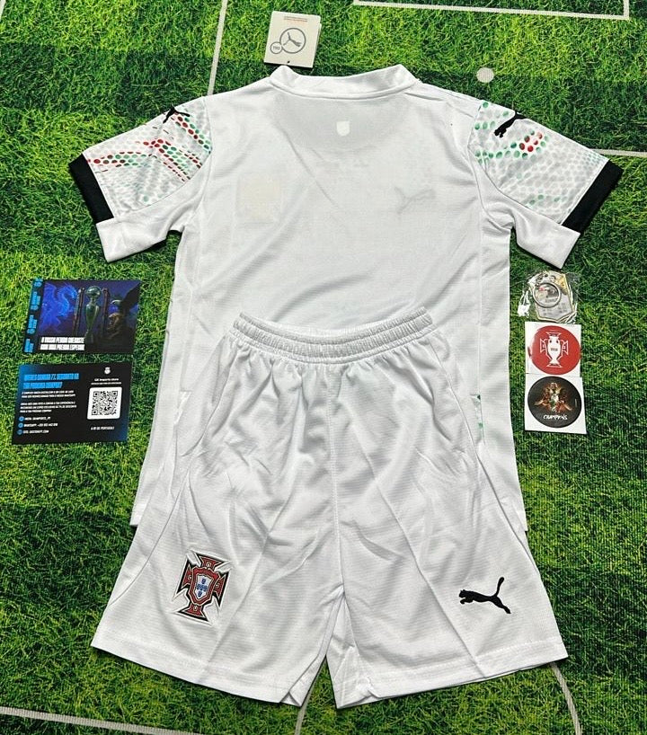 Conjunto infantil Seleção Portugal branco alternativo 2025 - PUMA