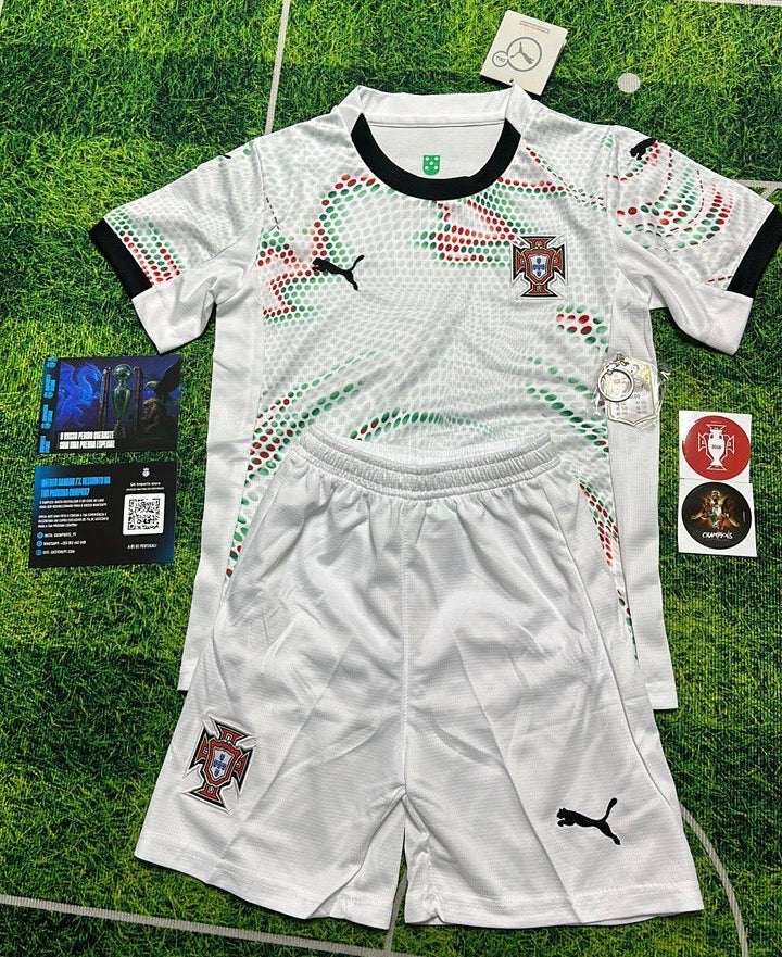 Conjunto infantil Seleção Portugal branco alternativo 2025 - PUMA